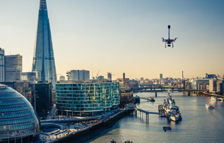 加装了FT205超声风传感器产品的无人机飞过伦敦